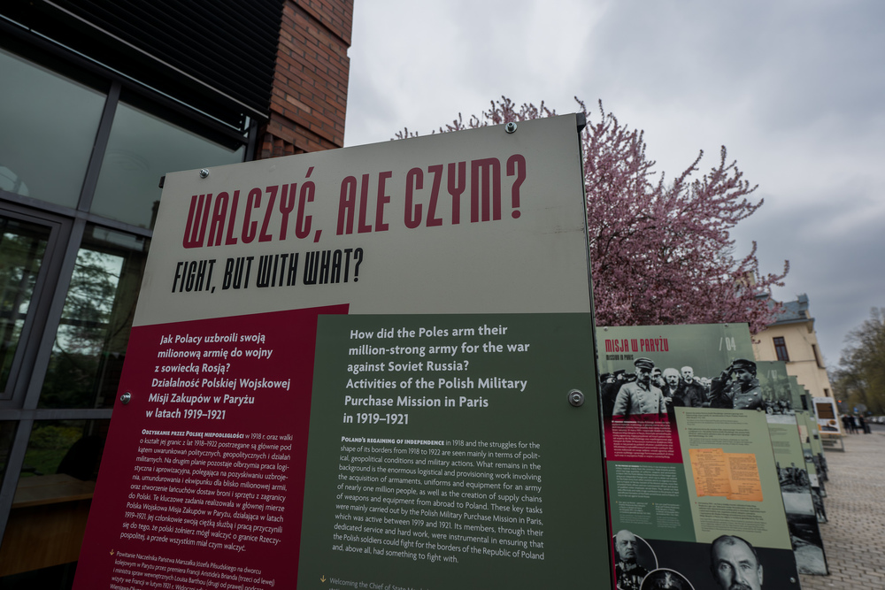 Otwarcie wystawy „Walczyć, ale czym? Jak Polacy uzbroili swoją milionową armię do wojny w sowiecką Rosją? Polska Wojskowa Misja Zakupów w Paryżu w latach 1919-1921” w Jaworznie, 11 kwietnia 2025. Fot.: IPN Krzysztof Łojko
