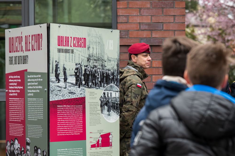 Otwarcie wystawy „Walczyć, ale czym? Jak Polacy uzbroili swoją milionową armię do wojny w sowiecką Rosją? Polska Wojskowa Misja Zakupów w Paryżu w latach 1919-1921” w Jaworznie, 11 kwietnia 2025. Fot.: IPN Krzysztof Łojko