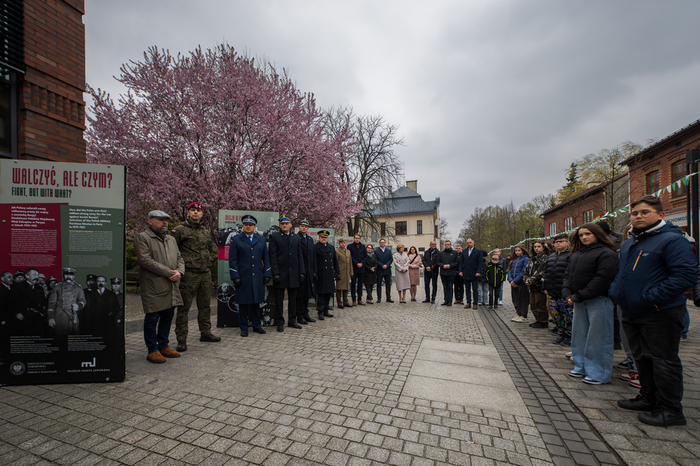 Otwarcie wystawy „Walczyć, ale czym? Jak Polacy uzbroili swoją milionową armię do wojny w sowiecką Rosją? Polska Wojskowa Misja Zakupów w Paryżu w latach 1919-1921” w Jaworznie, 11 kwietnia 2025. Fot.: IPN Krzysztof Łojko