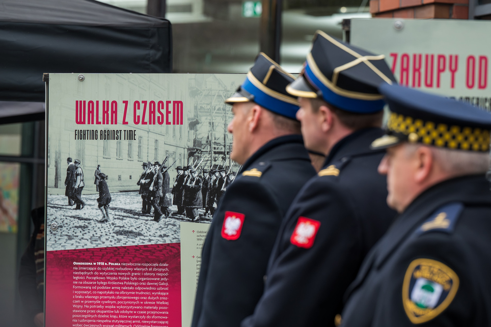Otwarcie wystawy „Walczyć, ale czym? Jak Polacy uzbroili swoją milionową armię do wojny w sowiecką Rosją? Polska Wojskowa Misja Zakupów w Paryżu w latach 1919-1921” w Jaworznie, 11 kwietnia 2025. Fot.: IPN Krzysztof Łojko