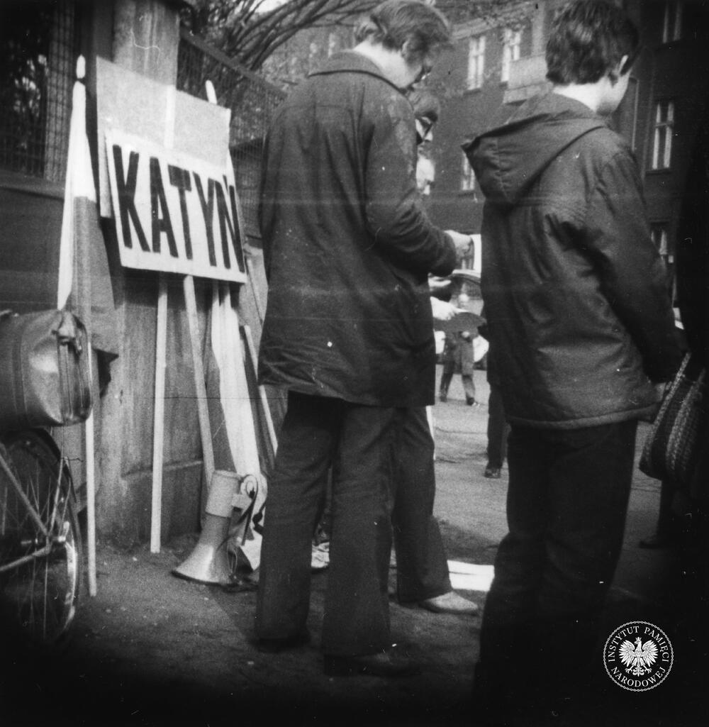 Uczestnicy manifestacji upamiętniającej Zbrodnię Katyńską, Katowice, 9 kwietnia 1981 r.; fotografia operacyjna wykonana z ukrycia (IPN Ka 435/145)