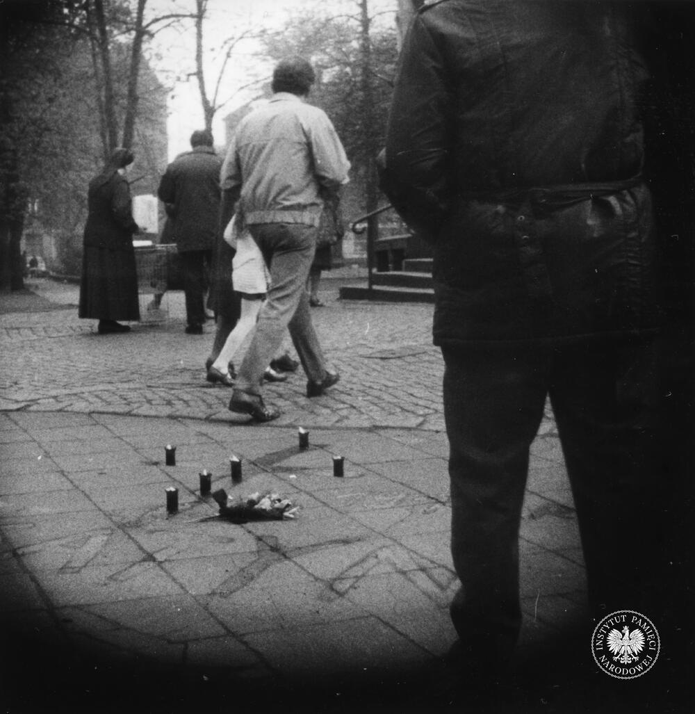 Uczestnicy manifestacji upamiętniającej Zbrodnię Katyńską, Katowice, 9 kwietnia 1981 r.; fotografia operacyjna wykonana z ukrycia (IPN Ka 435/145)