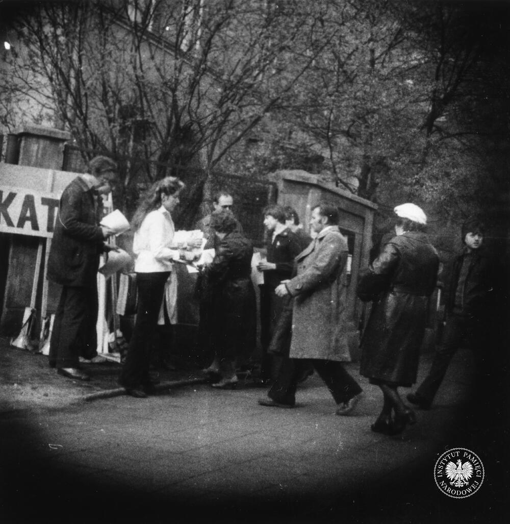 Uczestnicy manifestacji upamiętniającej Zbrodnię Katyńską, Katowice, 9 kwietnia 1981 r.; fotografia operacyjna wykonana z ukrycia (IPN Ka 435/145)