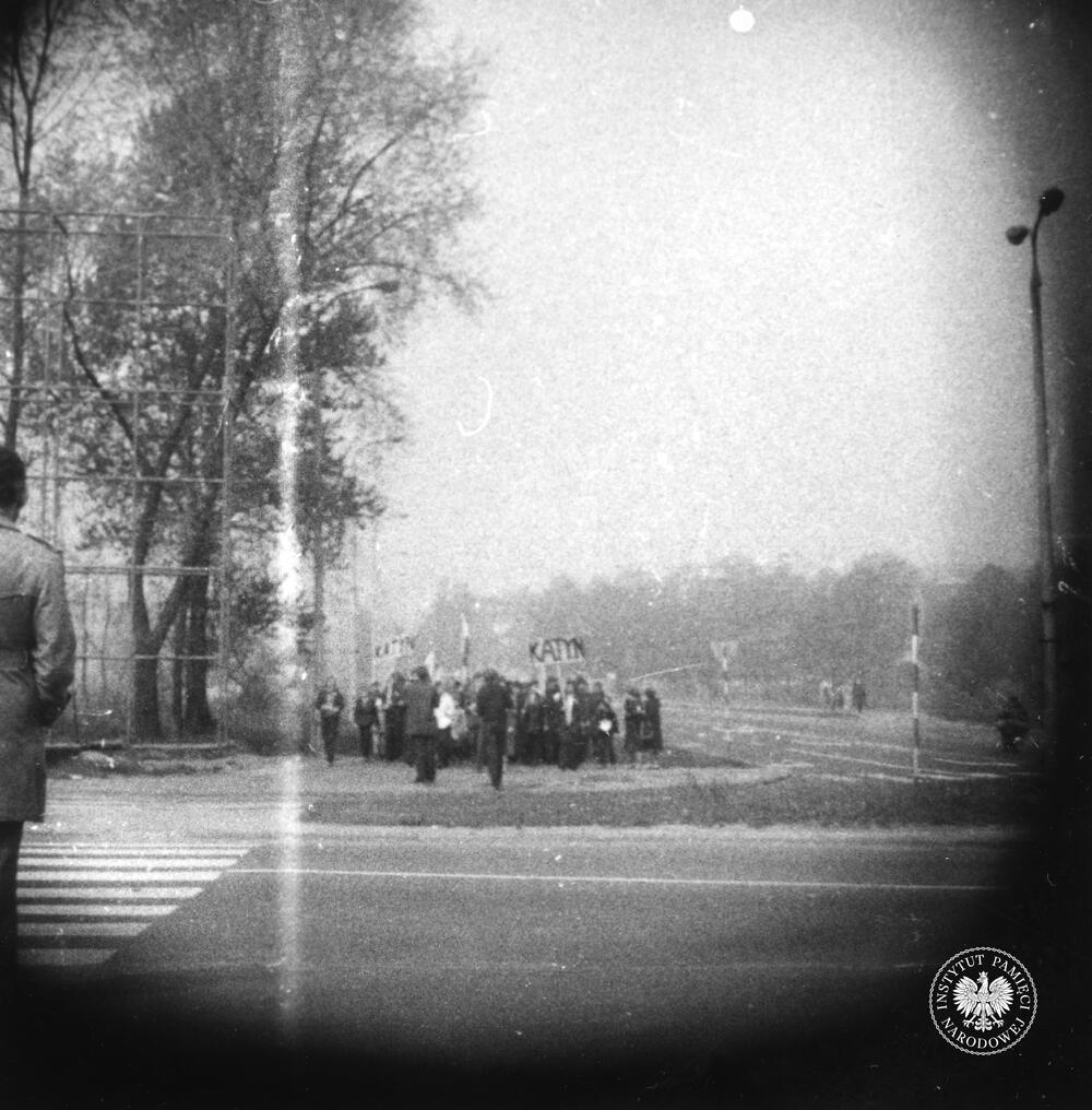 Uczestnicy manifestacji upamiętniającej Zbrodnię Katyńską, Katowice, 9 kwietnia 1981 r.; fotografia operacyjna wykonana z ukrycia (IPN Ka 435/145)