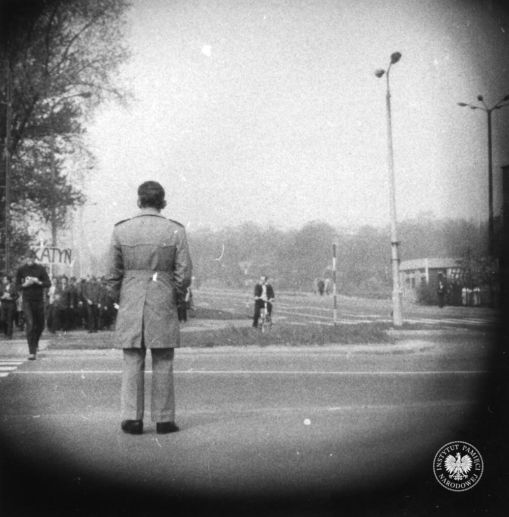 Uczestnicy manifestacji upamiętniającej Zbrodnię Katyńską, Katowice, 9 kwietnia 1981 r.; fotografia operacyjna wykonana z ukrycia (IPN Ka 435/145)
