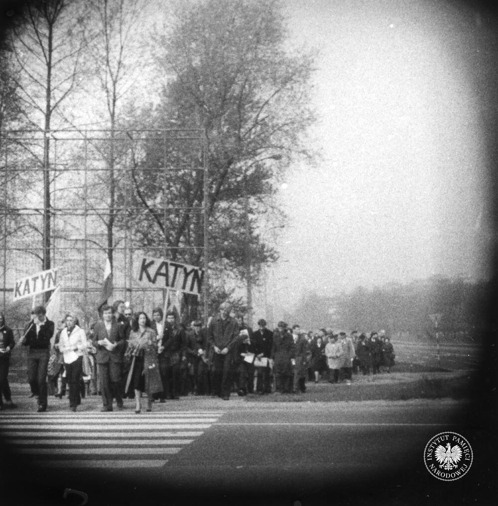Uczestnicy manifestacji upamiętniającej Zbrodnię Katyńską, Katowice, 9 kwietnia 1981 r.; fotografia operacyjna wykonana z ukrycia (IPN Ka 435/145)