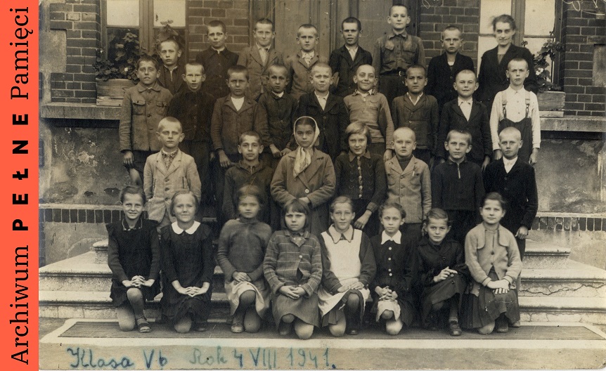 Fotografia szkolna klasy Vb, do której uczęszczała Janina Syska, 4 VIII 1941 r., sygn. IPN Ka 454/205, t.7