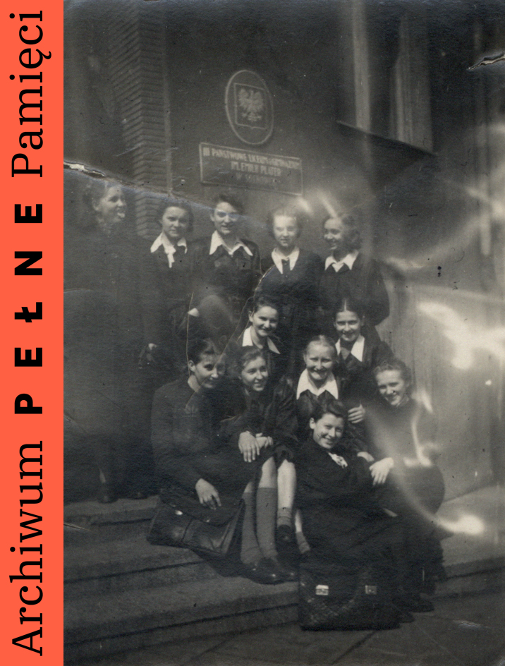 Fotografia Janiny Syski z koleżankami przy III Liceum im. E. Plater w Sosnowcu, sygn. IPN Ka 454/205, t.7