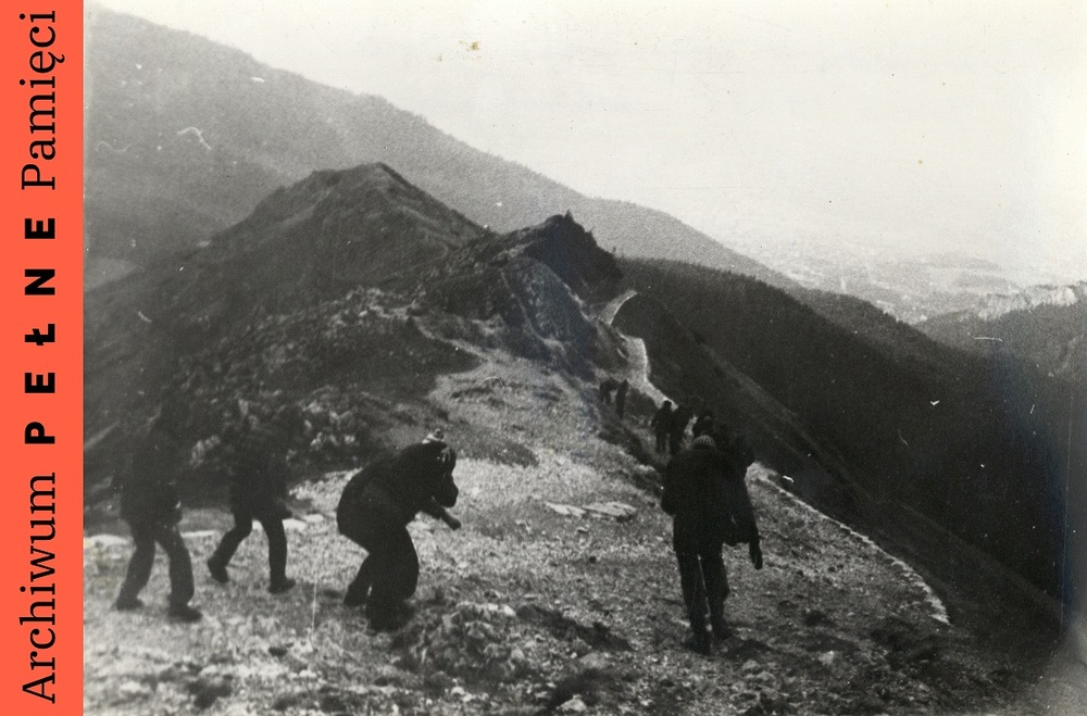 Powrót z wycieczki na Kasprowy Wierch w czasie halnego wiatru, 1973 r., sygn. IPN Ka 454/205, t.7