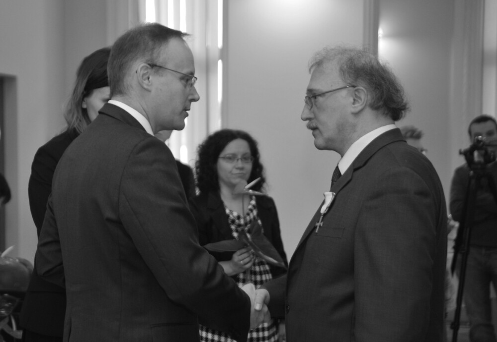 Jacek Okoń został odznaczony Krzyżem Wolności i Solidarności 15 stycznia 2016 r. w Katowicach przez dr. Łukasza Kamińskiego, prezesa IPN.