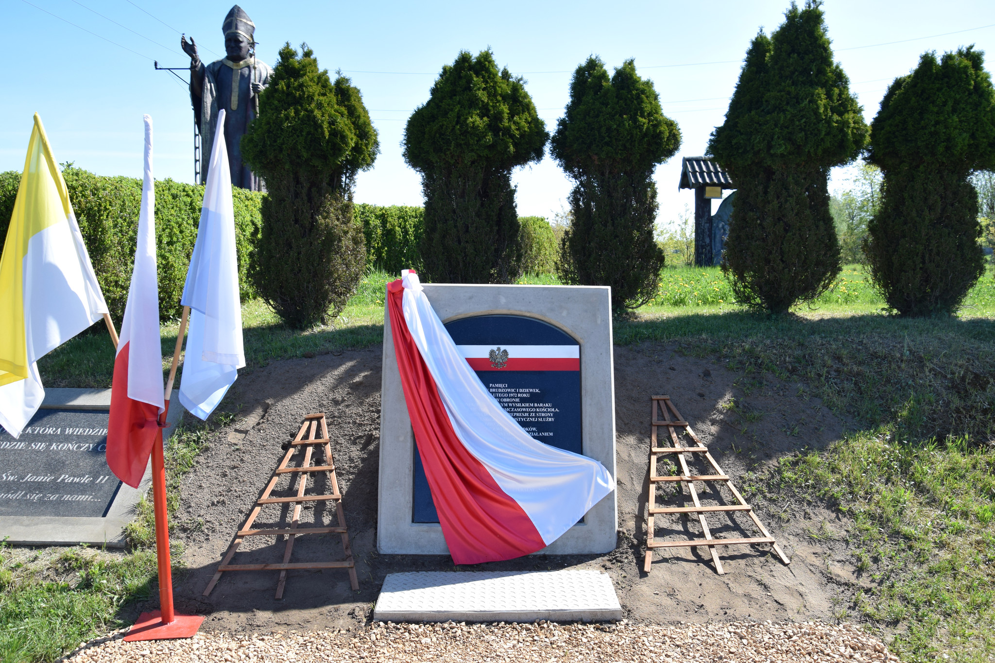 Uroczystość odsłonięcia i poświęcenia tablicy upamiętniającej wydarzenia 16 lutego 1972 r. w Brudzowicach. Fot.: IPN Dominik Grabis