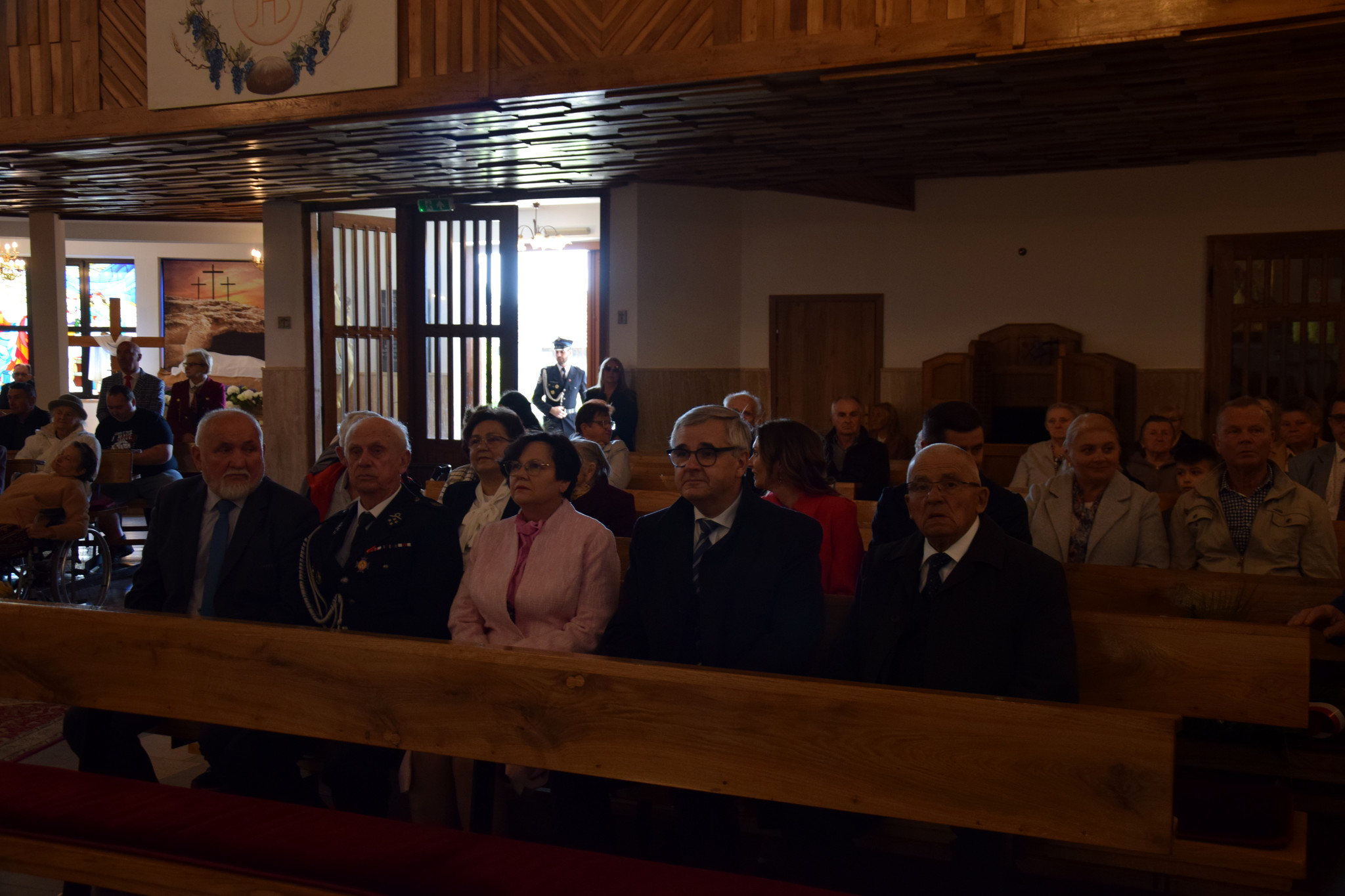 Uroczystość odsłonięcia i poświęcenia tablicy upamiętniającej wydarzenia 16 lutego 1972 r. w Brudzowicach. Fot.: IPN Dominik Grabis