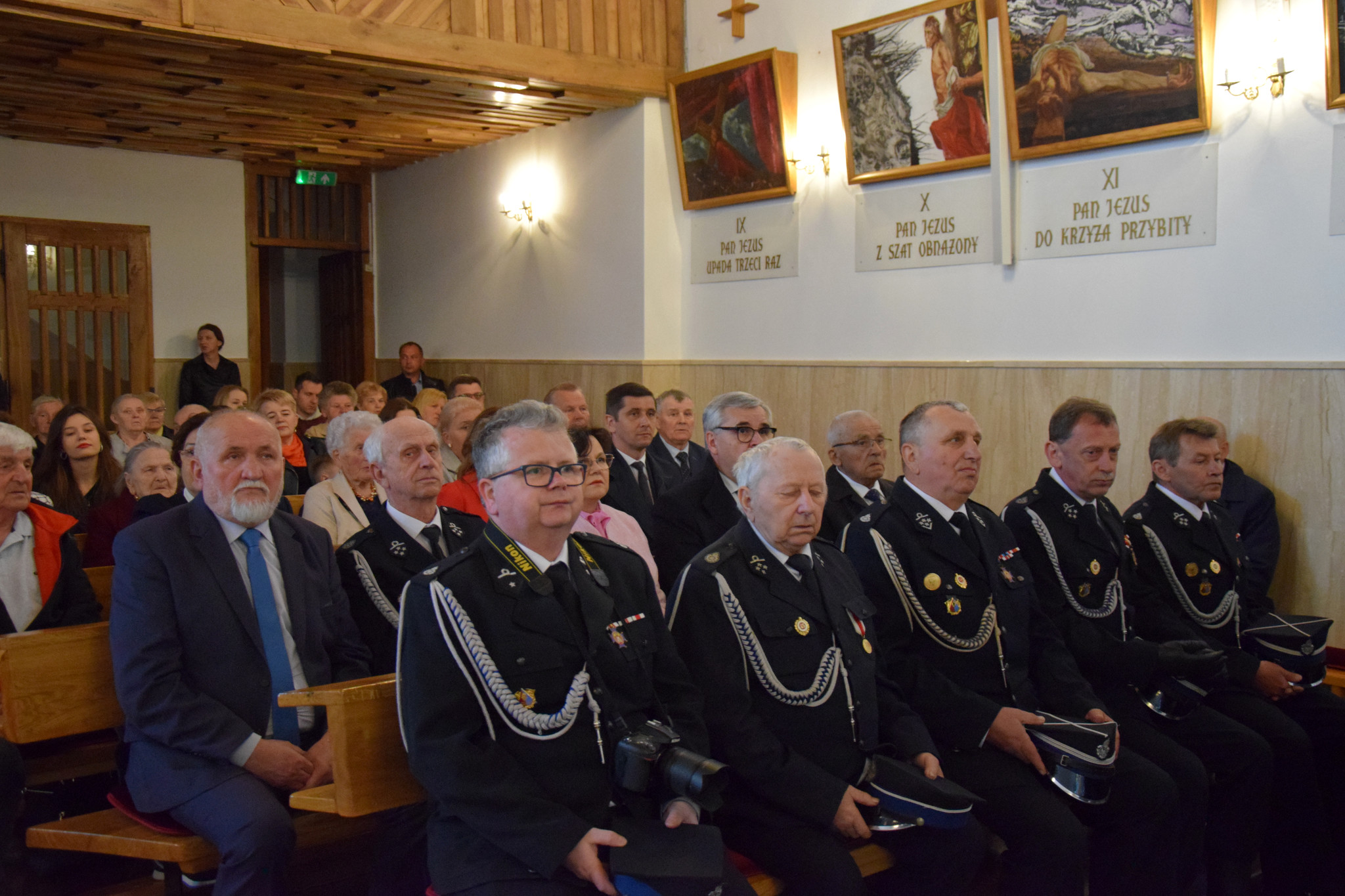 Uroczystość odsłonięcia i poświęcenia tablicy upamiętniającej wydarzenia 16 lutego 1972 r. w Brudzowicach. Fot.: IPN Dominik Grabis