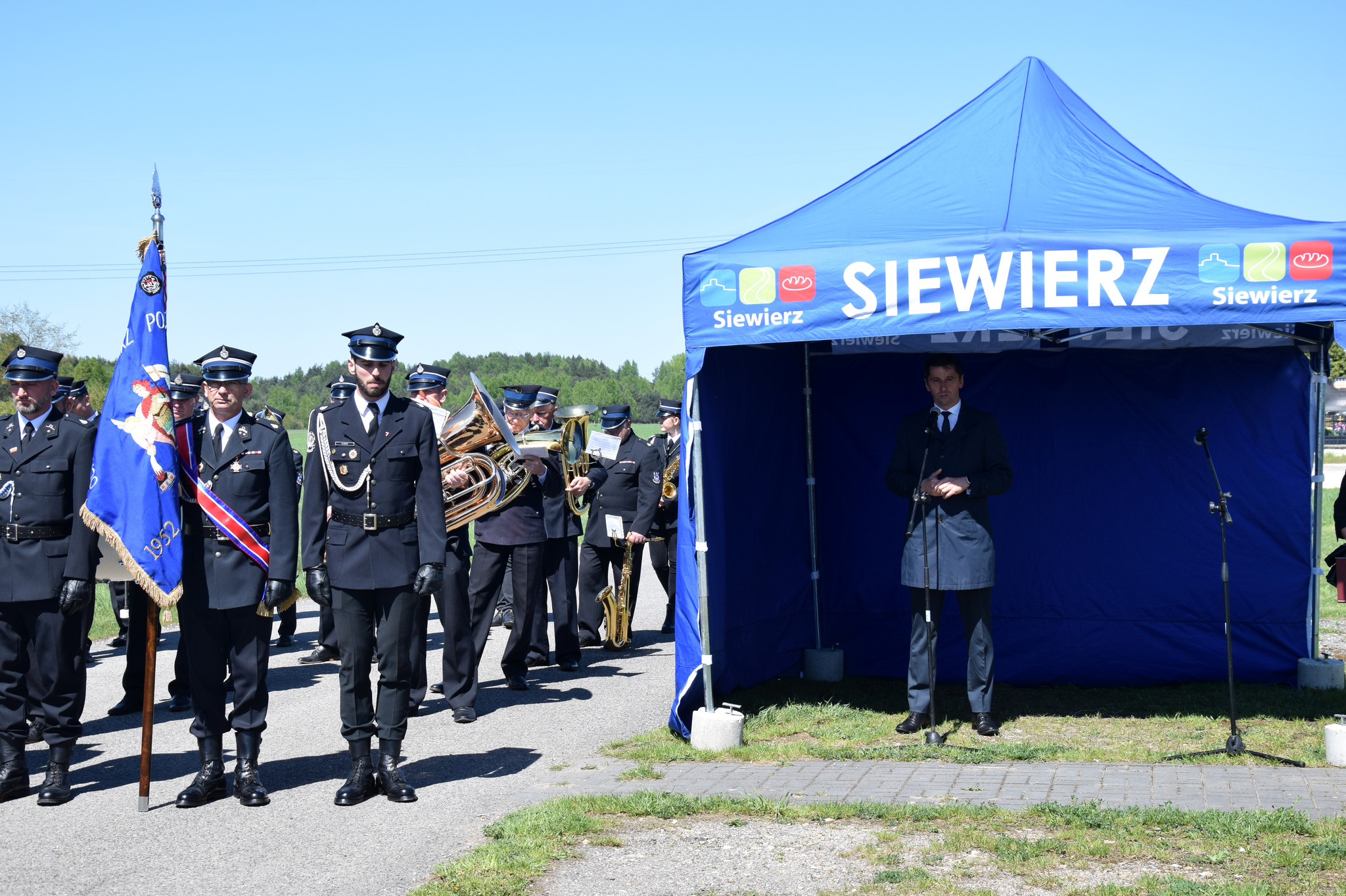 Uroczystość odsłonięcia i poświęcenia tablicy upamiętniającej wydarzenia 16 lutego 1972 r. w Brudzowicach. Fot.: IPN Dominik Grabis