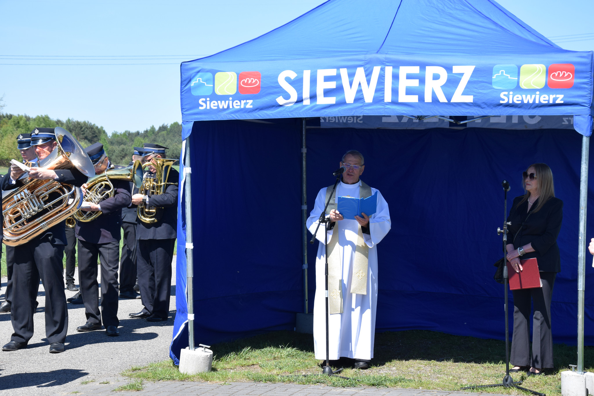Uroczystość odsłonięcia i poświęcenia tablicy upamiętniającej wydarzenia 16 lutego 1972 r. w Brudzowicach. Fot.: IPN Dominik Grabis