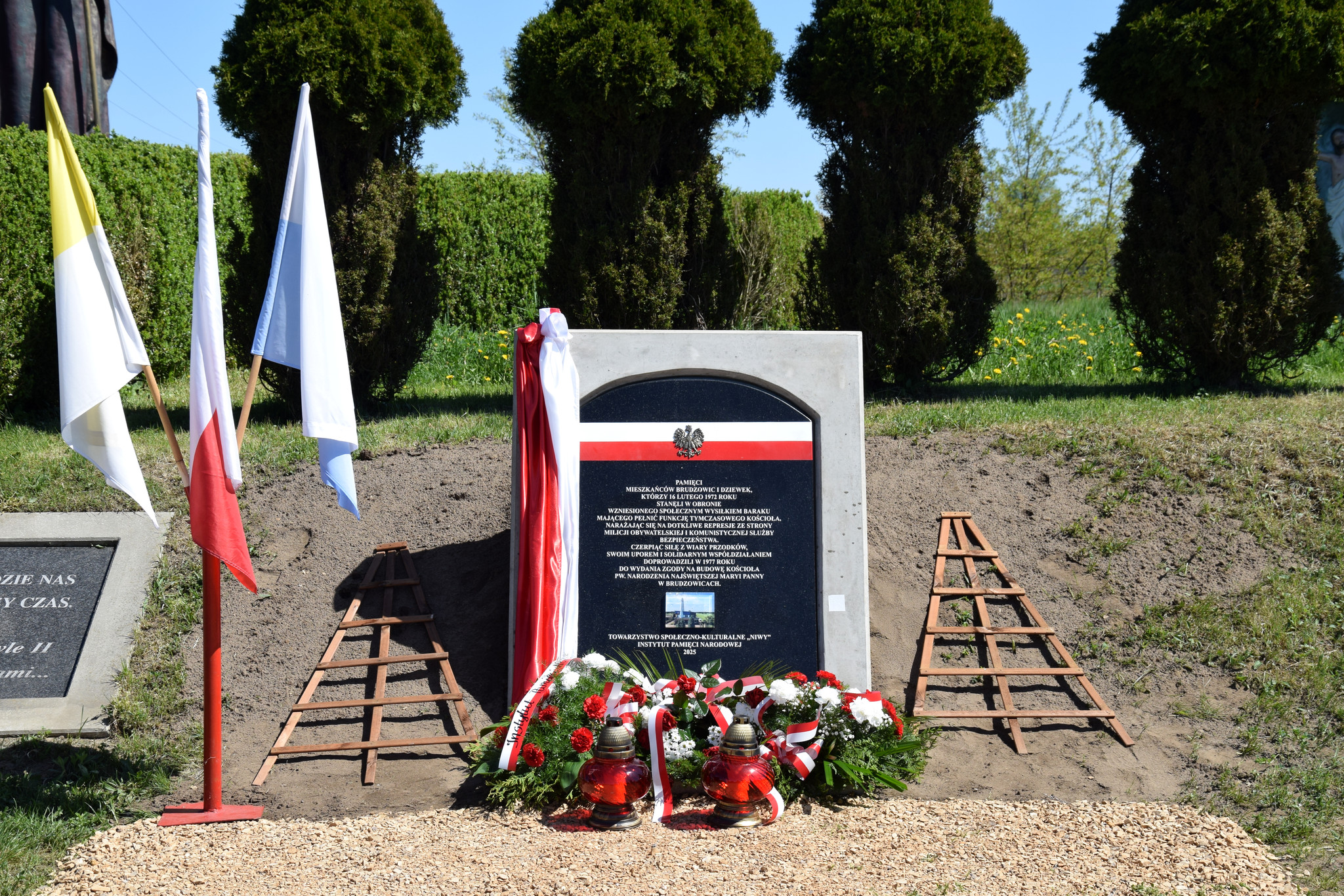 Uroczystość odsłonięcia i poświęcenia tablicy upamiętniającej wydarzenia 16 lutego 1972 r. w Brudzowicach. Fot.: IPN Dominik Grabis