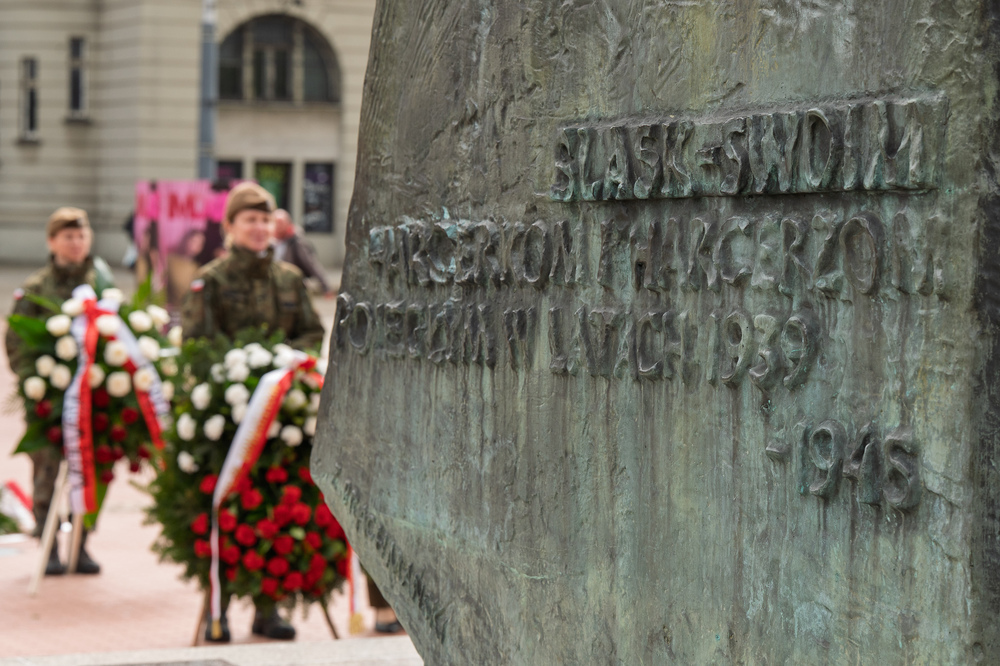 Upamiętnienie 80. rocznicy zakończenia II wojny światowej pod Pomnikiem Harcerzy Września w Katowicach. Fot.: IPN Krzysztof Łojko
