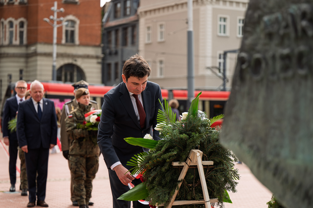 Upamiętnienie 80. rocznicy zakończenia II wojny światowej pod Pomnikiem Harcerzy Września w Katowicach. Fot.: IPN Krzysztof Łojko