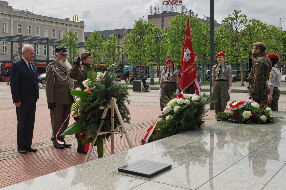 Upamiętnienie 80. rocznicy zakończenia II wojny światowej pod Pomnikiem Harcerzy Września w Katowicach. Fot.: IPN Krzysztof Łojko