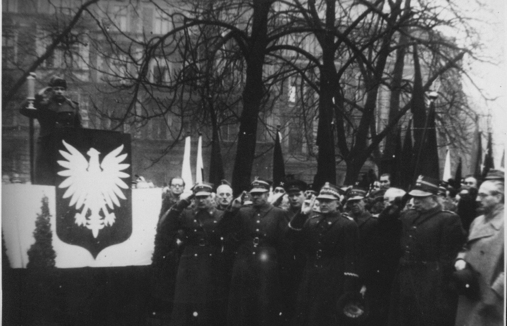 Uroczystość z udziałem wojsk sowieckich i LWP w maju 1945 r. w Katowicach. Fot. Archiwum Państwowe w Katowicach.