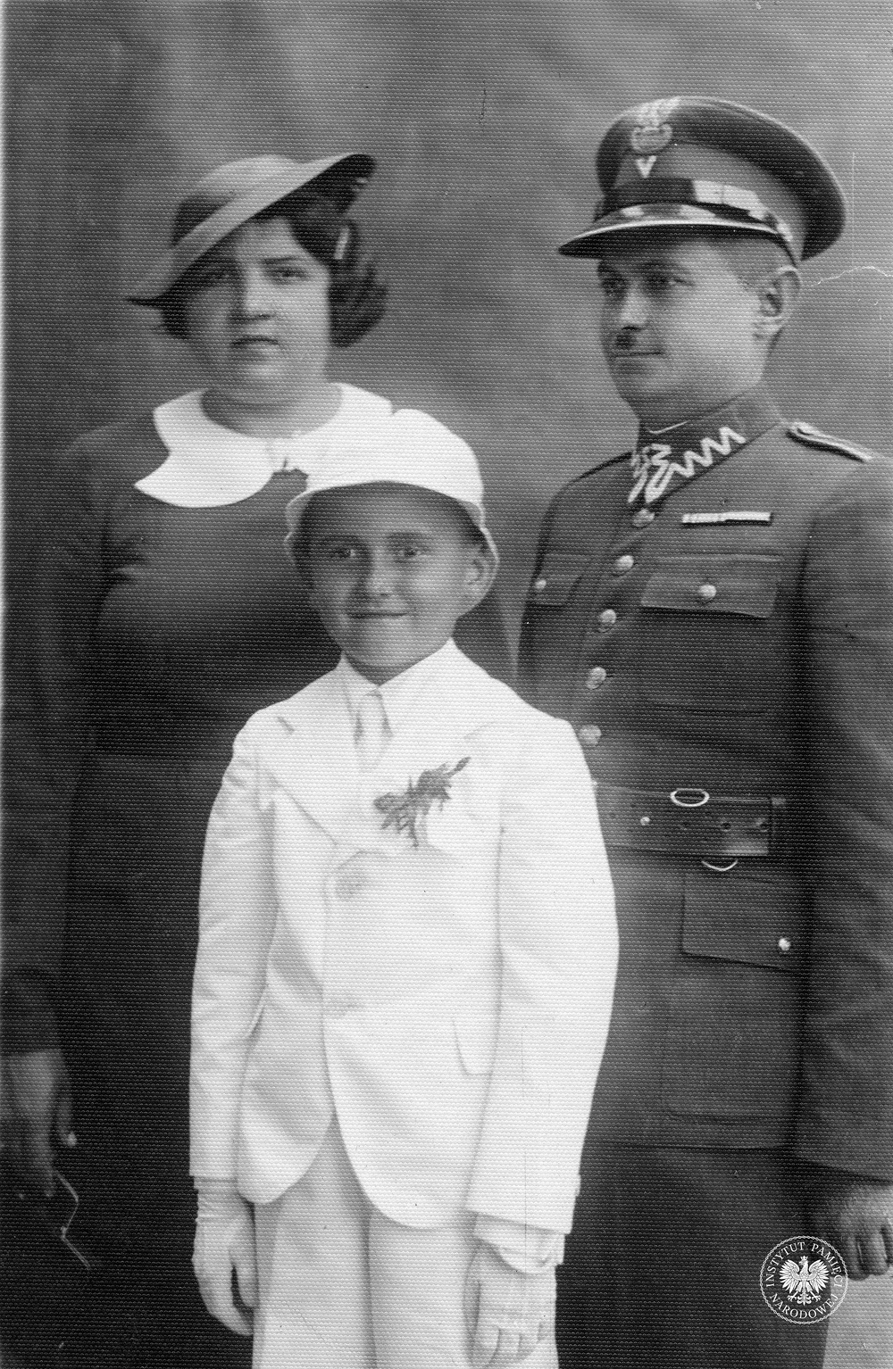 Pamiątka I Komunii Świętej Tadeusza Chrzanowskiego w Kopyczyńcach (miasto na terenie dzisiejszej Ukrainy). Tadeusz, urodzony w 1929 r., pozuje do zdjęcia wraz z rodzicami. Fotografię wykonano zapewne przed II wojną światową, autor nieznany (IPN Ka 454/79, t. 3)