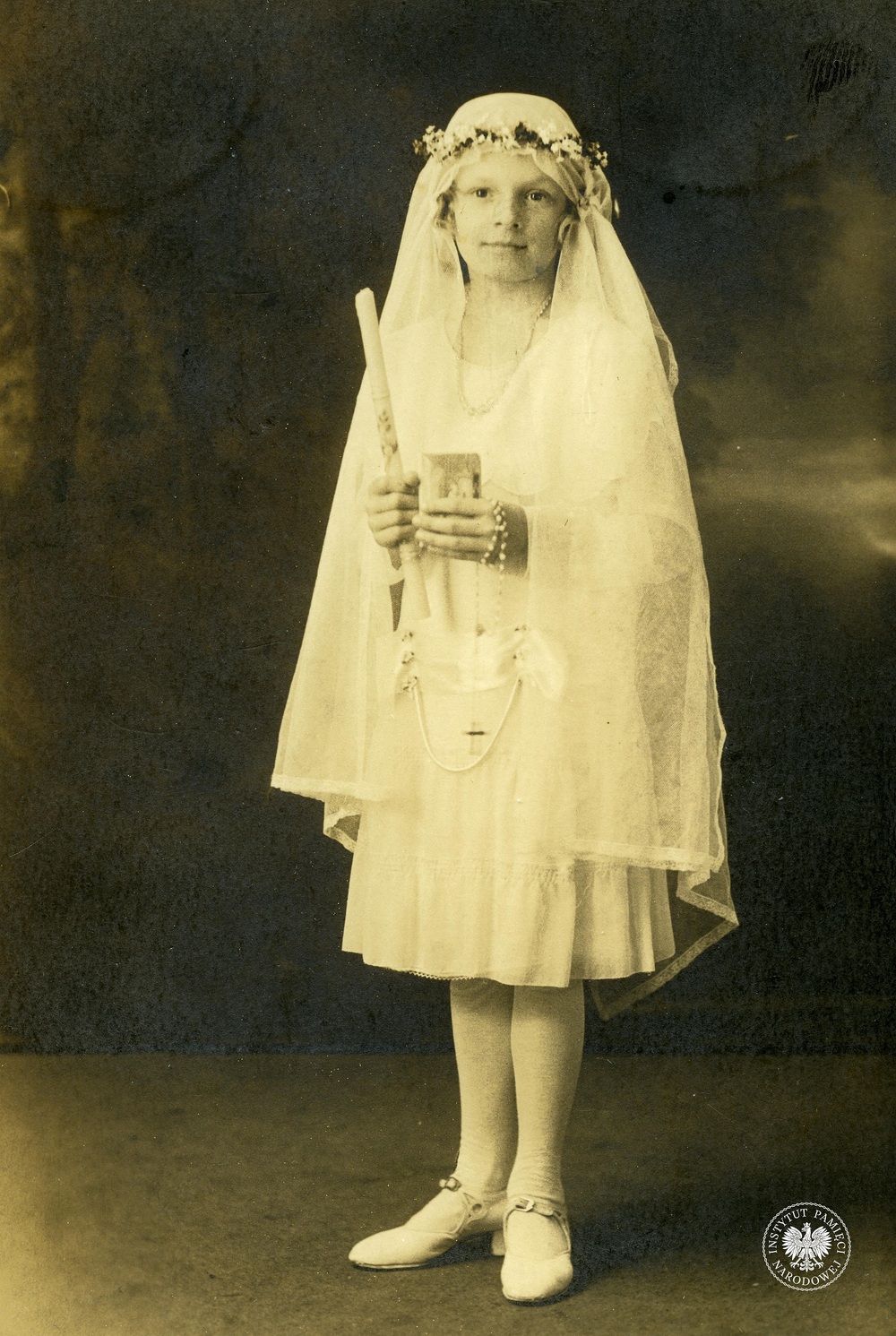 Fotografia komunijna nieznanej dziewczynki. Zdjęcie pochodzi ze zbioru dokumentów dot. rodziny Chrzanowskich, wykonano je prawdopodobnie przed II wojną światową, autor nieznany (IPN Ka 454/79, t. 3)
