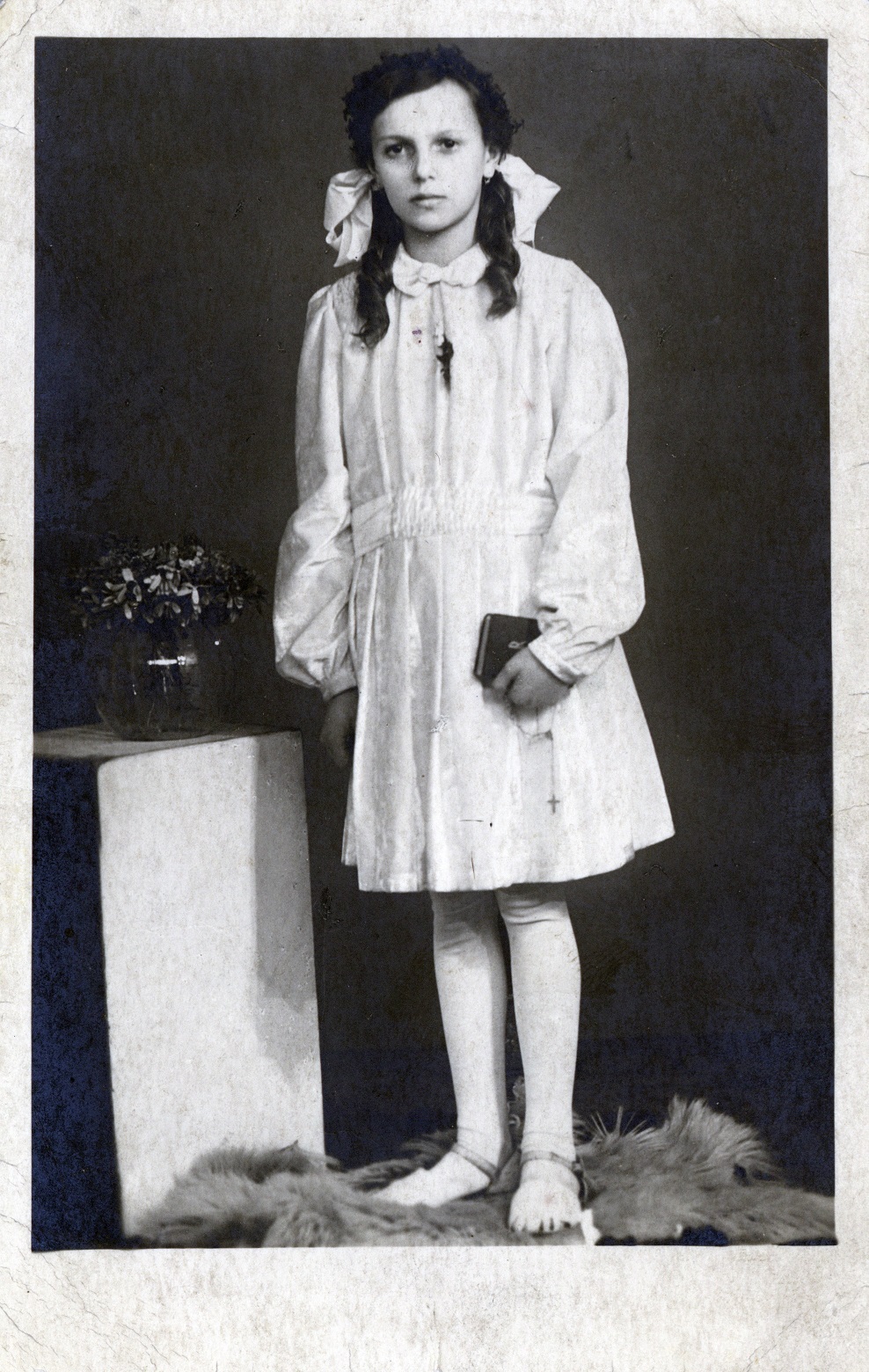 Fotografia komunijna nieznanej dziewczynki. Zdjęcie wykonano w Foto-Atelier Korrekt w Katowicach, prawdopodobnie podczas II wojny światowej (IPN Ka 084/97, t. 2)