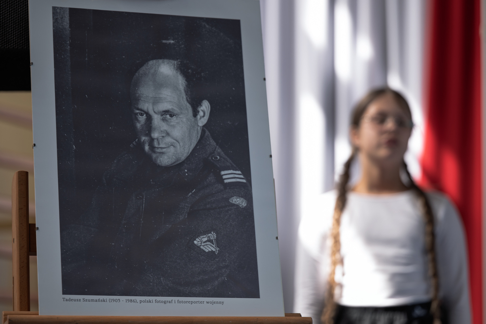 Uroczystość przekazania wystawy wojennych autorstwa Tadeusza Szumańskiego. Fot.: IPN Krzysztof Łojko