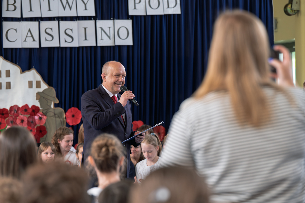 Uroczystość przekazania wystawy wojennych autorstwa Tadeusza Szumańskiego. Fot.: IPN Krzysztof Łojko