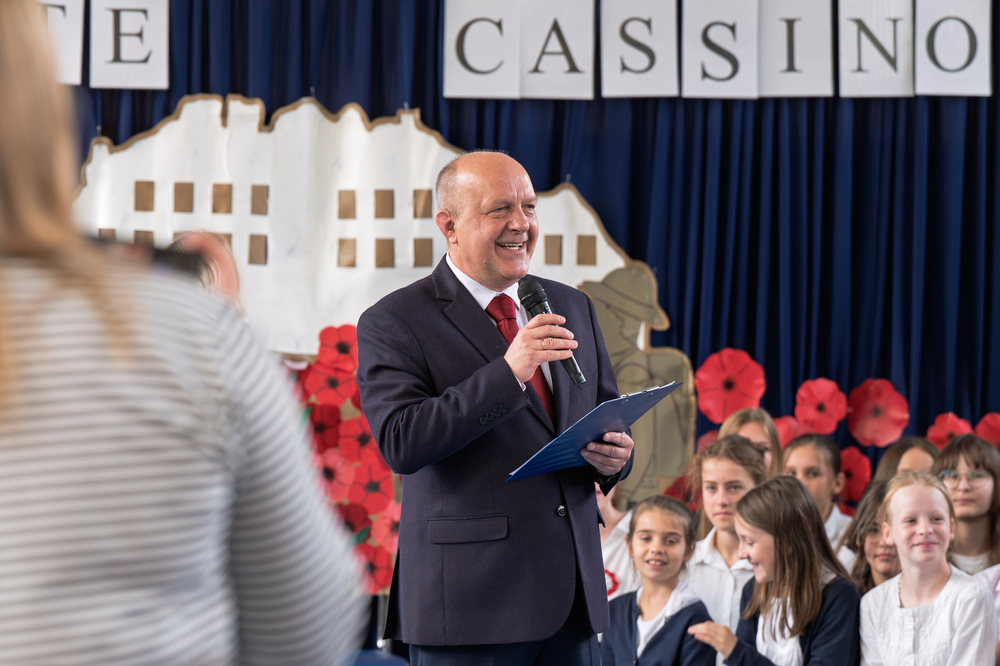 Uroczystość przekazania wystawy wojennych autorstwa Tadeusza Szumańskiego. Fot.: IPN Krzysztof Łojko