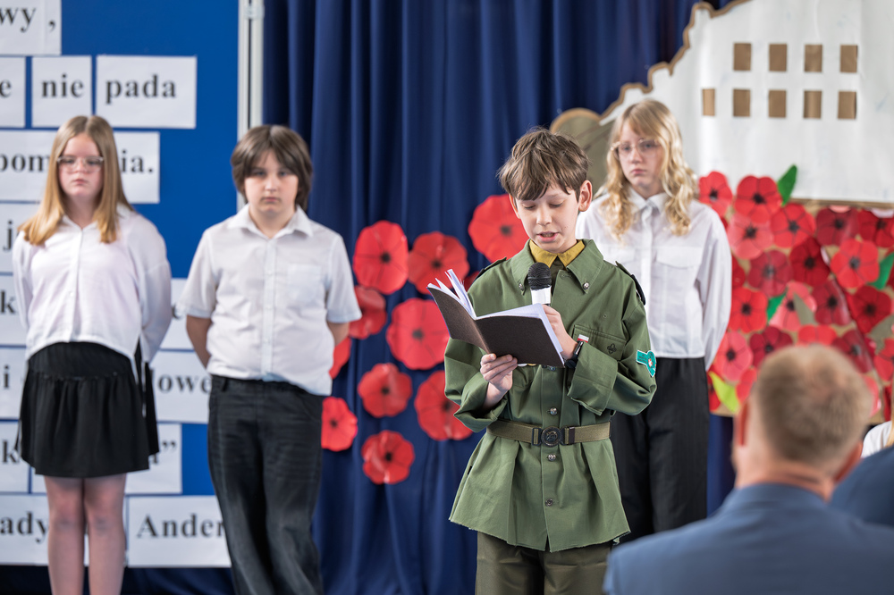 Uroczystość przekazania wystawy wojennych autorstwa Tadeusza Szumańskiego. Fot.: IPN Krzysztof Łojko