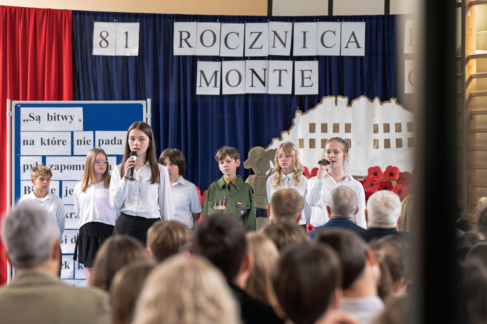 Uroczystość przekazania wystawy wojennych autorstwa Tadeusza Szumańskiego. Fot.: IPN Krzysztof Łojko