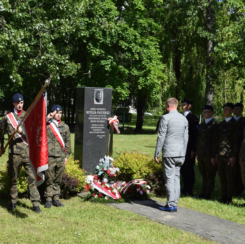Znicze pamięci w 77. rocznicę śmierci rtm. Witolda Pileckiego w Katowicach.