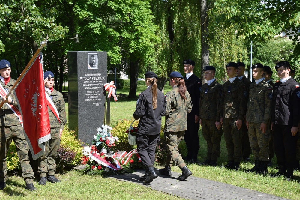 Znicze pamięci w 77. rocznicę śmierci rtm. Witolda Pileckiego w Katowicach.