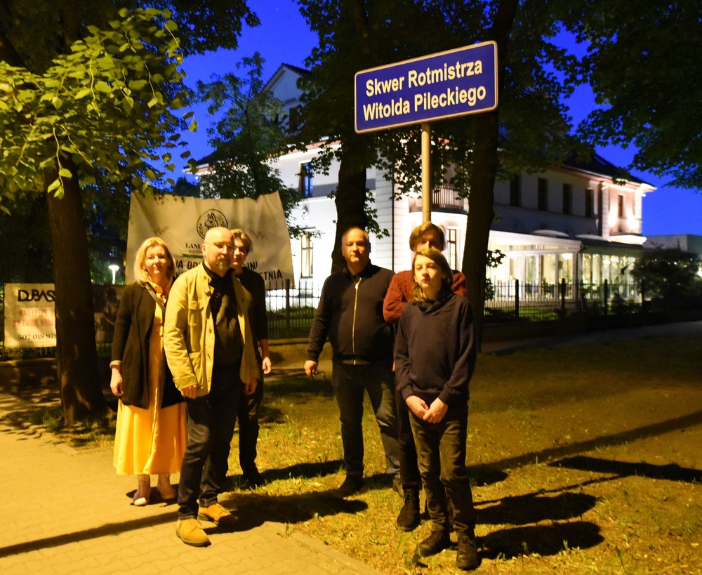 Znicze pamięci w 77. rocznicę śmierci rtm. Witolda Pileckiego w Chorzowie.