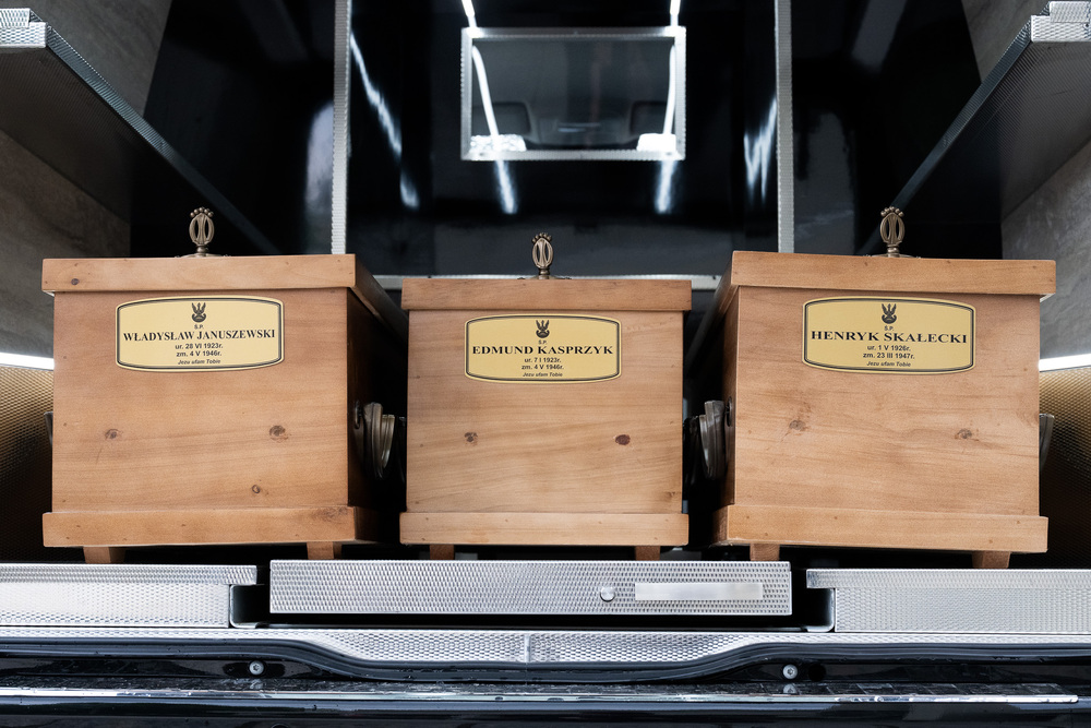 Uroczystość pogrzebowa Władysława Januszewskiego, Edmunda Kasprzyka oraz Henryka Skałeckiego, żołnierzy podziemia niepodległościowego w Katowicach. Fot.: IPN Krzysztof Łojko