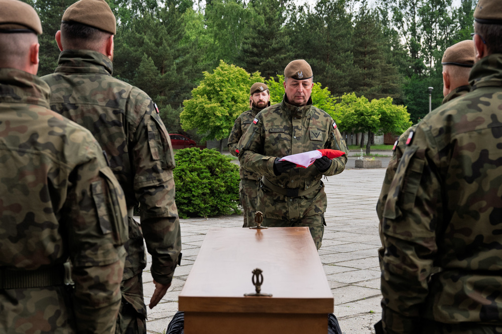Uroczystość pogrzebowa Władysława Januszewskiego, Edmunda Kasprzyka oraz Henryka Skałeckiego, żołnierzy podziemia niepodległościowego w Katowicach. Fot.: IPN Krzysztof Łojko