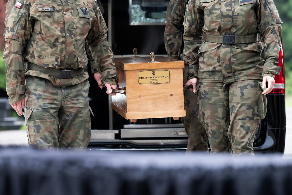 Uroczystość pogrzebowa Władysława Januszewskiego, Edmunda Kasprzyka oraz Henryka Skałeckiego, żołnierzy podziemia niepodległościowego w Katowicach. Fot.: IPN Krzysztof Łojko