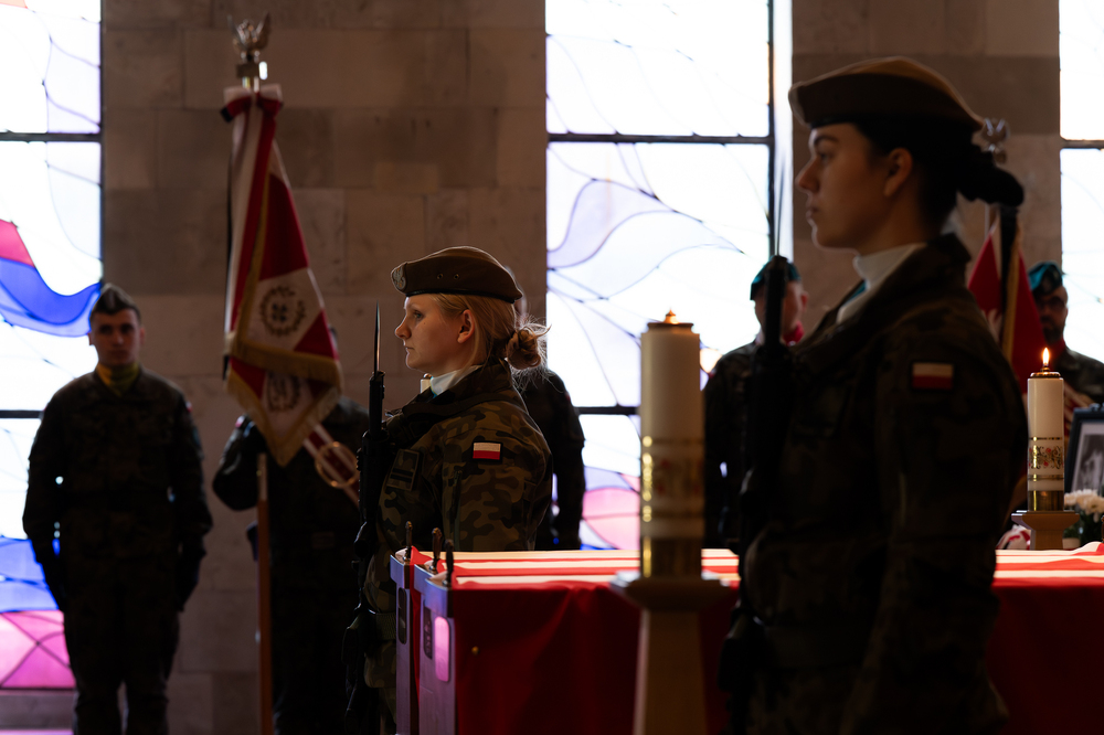 Uroczystość pogrzebowa Władysława Januszewskiego, Edmunda Kasprzyka oraz Henryka Skałeckiego, żołnierzy podziemia niepodległościowego w Katowicach. Fot.: IPN Krzysztof Łojko