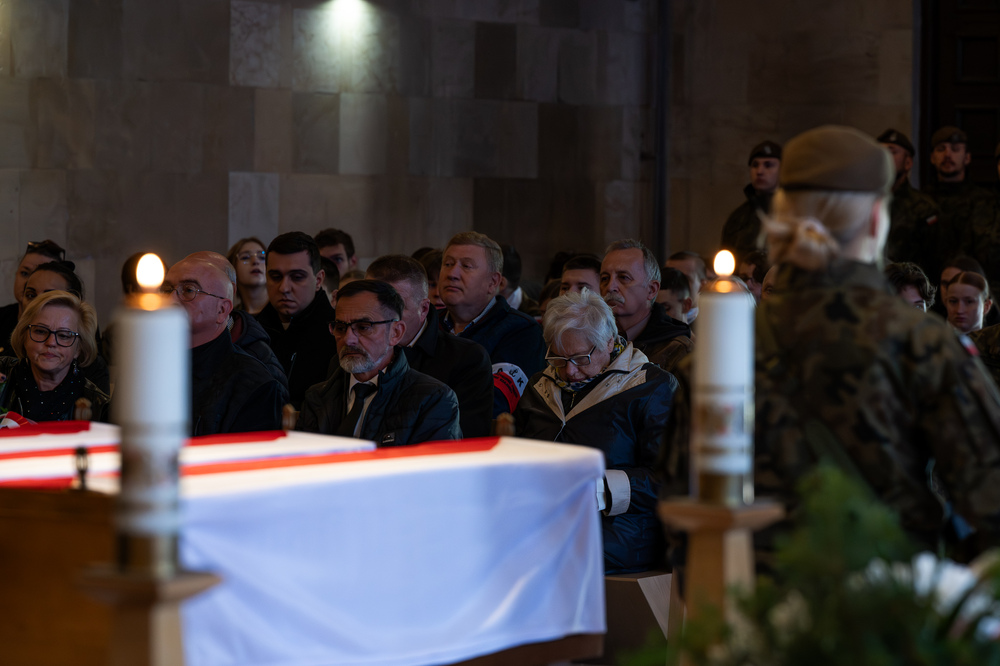 Uroczystość pogrzebowa Władysława Januszewskiego, Edmunda Kasprzyka oraz Henryka Skałeckiego, żołnierzy podziemia niepodległościowego w Katowicach. Fot.: IPN Krzysztof Łojko