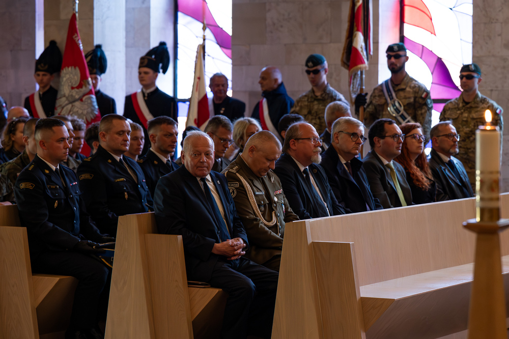 Uroczystość pogrzebowa Władysława Januszewskiego, Edmunda Kasprzyka oraz Henryka Skałeckiego, żołnierzy podziemia niepodległościowego w Katowicach. Fot.: IPN Krzysztof Łojko