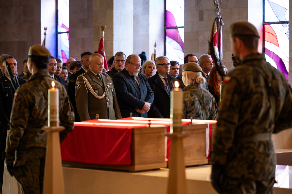 Uroczystość pogrzebowa Władysława Januszewskiego, Edmunda Kasprzyka oraz Henryka Skałeckiego, żołnierzy podziemia niepodległościowego w Katowicach. Fot.: IPN Krzysztof Łojko