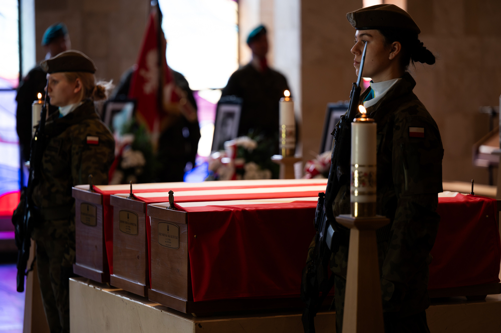 Uroczystość pogrzebowa Władysława Januszewskiego, Edmunda Kasprzyka oraz Henryka Skałeckiego, żołnierzy podziemia niepodległościowego w Katowicach. Fot.: IPN Krzysztof Łojko