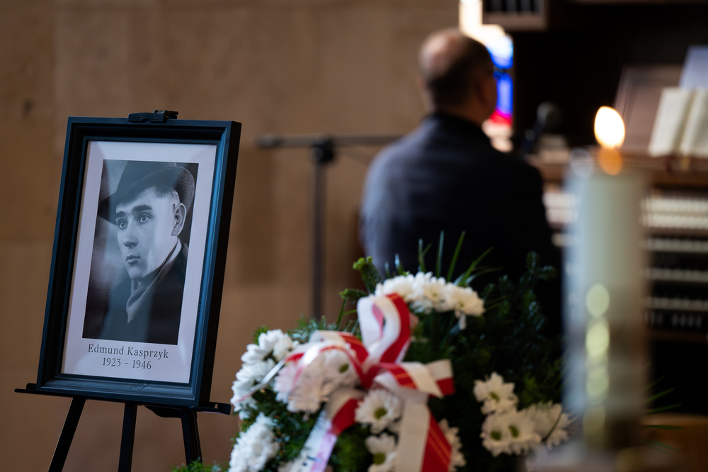 Uroczystość pogrzebowa Władysława Januszewskiego, Edmunda Kasprzyka oraz Henryka Skałeckiego, żołnierzy podziemia niepodległościowego w Katowicach. Fot.: IPN Krzysztof Łojko