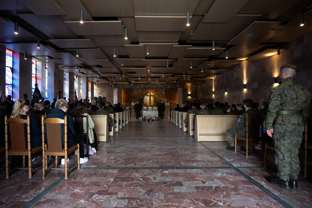 Uroczystość pogrzebowa Władysława Januszewskiego, Edmunda Kasprzyka oraz Henryka Skałeckiego, żołnierzy podziemia niepodległościowego w Katowicach. Fot.: IPN Krzysztof Łojko