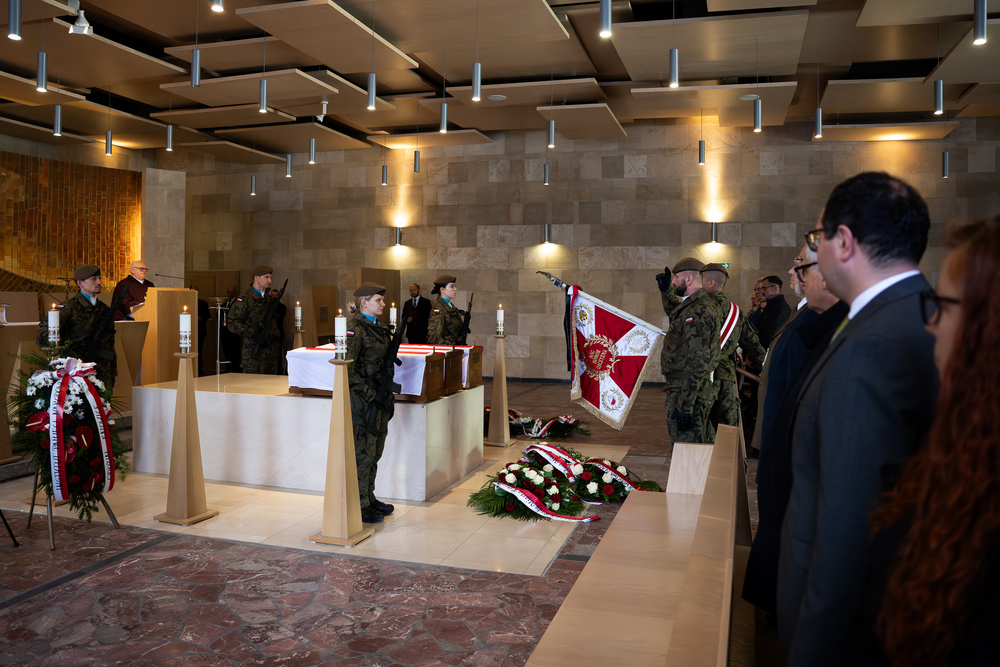 Uroczystość pogrzebowa Władysława Januszewskiego, Edmunda Kasprzyka oraz Henryka Skałeckiego, żołnierzy podziemia niepodległościowego w Katowicach. Fot.: IPN Krzysztof Łojko