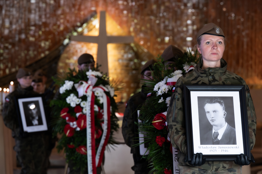 Uroczystość pogrzebowa Władysława Januszewskiego, Edmunda Kasprzyka oraz Henryka Skałeckiego, żołnierzy podziemia niepodległościowego w Katowicach. Fot.: IPN Krzysztof Łojko