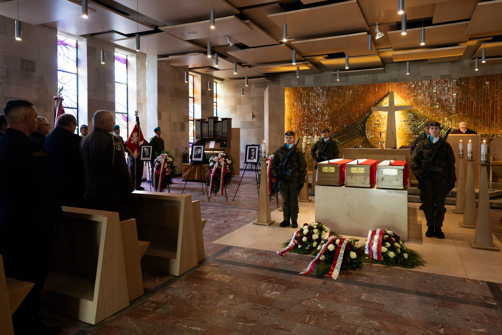 Uroczystość pogrzebowa Władysława Januszewskiego, Edmunda Kasprzyka oraz Henryka Skałeckiego, żołnierzy podziemia niepodległościowego w Katowicach. Fot.: IPN Krzysztof Łojko