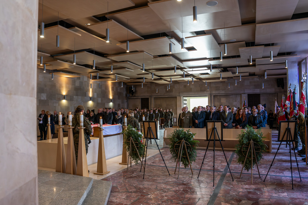 Uroczystość pogrzebowa Władysława Januszewskiego, Edmunda Kasprzyka oraz Henryka Skałeckiego, żołnierzy podziemia niepodległościowego w Katowicach. Fot.: IPN Krzysztof Łojko