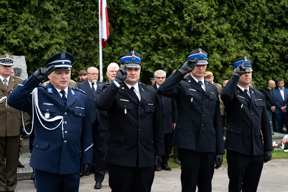 Uroczystość pogrzebowa Władysława Januszewskiego, Edmunda Kasprzyka oraz Henryka Skałeckiego, żołnierzy podziemia niepodległościowego w Katowicach. Fot.: IPN Krzysztof Łojko